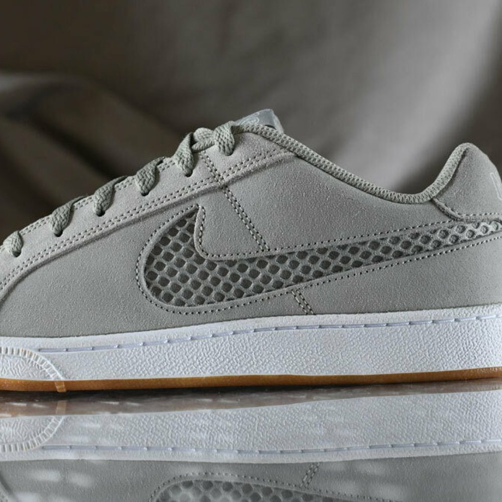 BRAND NEW & AUTHENTIC  WOMANS NIKE COURT ROYALE PREMIUM SIZE 9.5 ONLY RARE FIND
